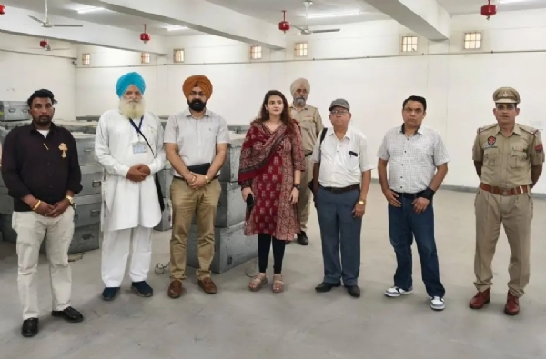 ਈ.ਵੀ.ਐਮ. ਵੇਅਰਹਾਊਸ ਦੀ ਚੈਕਿੰਗ ਦੌਰਾਨ ਏ.ਡੀ.ਈ.ਓ.-ਕਮ-ਏ.ਡੀ.ਸੀ. ਪੱਲਵੀ ਮਿਸ਼ਰਾ ਅਤੇ ਪਾਰਟੀ ਦੇ ਨੁਮਾਇੰਦੇ