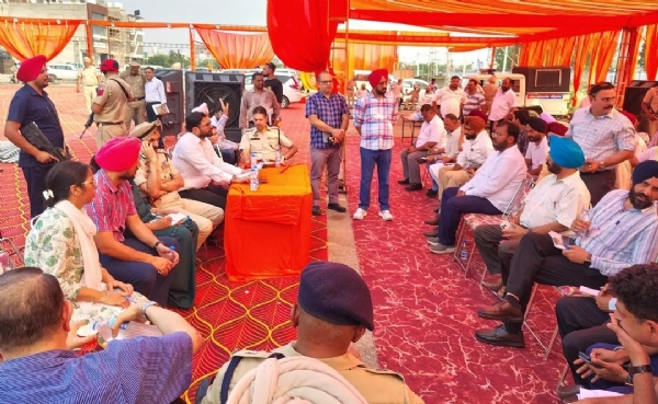 ਮੀਟਿੰਗ ਦੌਰਾਨ ਅਧਿਕਾਰੀ ਅਤੇ ਸਨਾਤਨ ਸੇਵਾ ਸੰਮਤੀ ਦੇ ਨੁਮਾਇੰਦੇ।