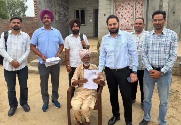ਖੇਮਕਰਨ ਦੇ ਸਰਹੱਦੀ ਪਿੰਡਾਂ ਵਿੱਚ ਗਣਨਾ ਫਾਰਮਾਂ ਦੀ ਵੰਡ ਦੀ ਜਾਂਚ ਕਰਦੇ ਹੋਏ ਚੋਣਕਾਰ ਰਜਿਸਟ੍ਰੇਸ਼ਨ ਅਫ਼ਸਰ ਜਗਦੀਪ ਸਿੰਘ।