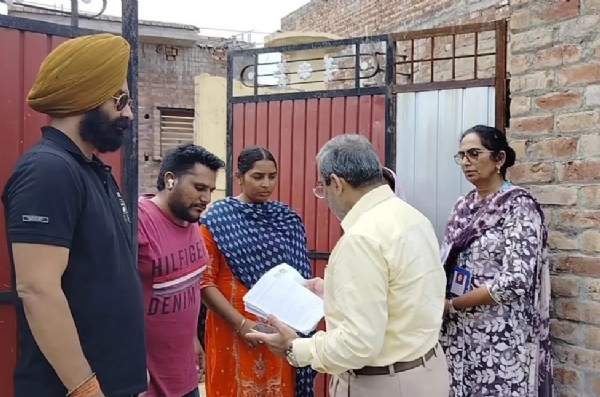 ਗਣਨਾ ਫਾਰਮਾਂ ਦੀ ਵੰਡ ਦਾ ਜਾਇਜ਼ਾ ਲੈਂਦੇ ਹੋਏ ਚੋਣਕਾਰ ਰਜਿਸਟ੍ਰੇਸ਼ਨ ਅਫ਼ਸਰ, ਖਡੂਰ ਸਾਹਿਬ, ਸੰਜੀਵ ਸ਼ਰਮਾ