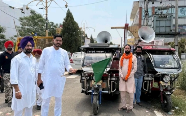ਵਿਧਾਇਕ ਸ਼ੈਰੀ ਕਲਸੀ ਬਟਾਲਾ ਤੋਂ ਨਸ਼ਾ ਮੁਕਤੀ ਈ ਰਿਕਸ਼ਾ ਨੂੰ ਹਰੀ ਝੰਡੀ ਦੇ ਕੇ ਰਵਾਨਾ ਕਰਦੇ ਹੋਏ