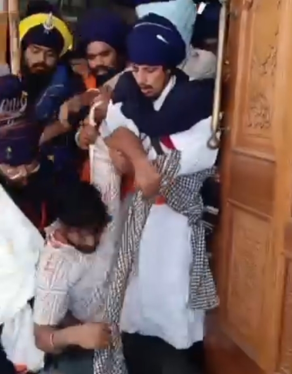 ਹਮਲਾ ਕਰਨ ਵਾਲਾ। ਹਮਲਾ ਕਰਨ ਵਾਲਾ।