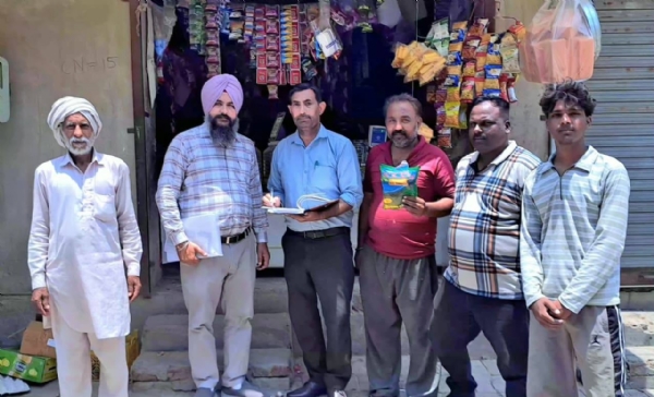 ਉਲੰਘਣਾਂ ਕਰਨ ਵਾਲਿਆਂ ਦਾ ਚਲਾਨ ਕੱਟਦੇ ਹੋਏ ਅਧਿਕਾਰੀ।