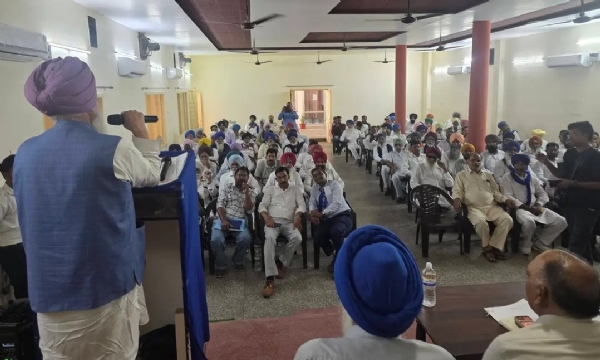 ਮੀਟਿੰਗ ਨੂੰ ਸੰਬੋਧਨ ਕਰਦੇ ਬਸਪਾ ਪੰਜਾਬ ਪ੍ਰਧਾਨ ਡਾ. ਅਵਤਾਰ ਸਿੰਘ ਕਰੀਮਪੁਰੀ। ਮੀਟਿੰਗ ਨੂੰ ਸੰਬੋਧਨ ਕਰਦੇ ਬਸਪਾ ਪੰਜਾਬ ਪ੍ਰਧਾਨ ਡਾ. ਅਵਤਾਰ ਸਿੰਘ ਕਰੀਮਪੁਰੀ।