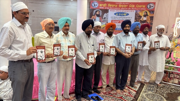 ਡਾ. ਗੁਰਮੀਤ ਕੱਲਰਮਾਜਰੀ ਦੀ ਸੰਪਾਦਿਤ ਕਿਤਾਬ ਜਾਰੀ ਕਰਦੇ ਹੋਏ। ਡਾ. ਗੁਰਮੀਤ ਕੱਲਰਮਾਜਰੀ ਦੀ ਸੰਪਾਦਿਤ ਕਿਤਾਬ ਜਾਰੀ ਕਰਦੇ ਹੋਏ।