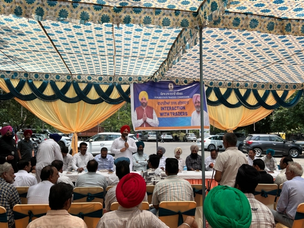 ਵਪਾਰੀਆਂ ਦੀ ਸਮੱਸਿਆਵਾਂ ਸੁਣਦੇ ਹੋਏ ਚੇਅਰਮੈਨ ਰਣਜੀਤ ਪਾਲ ਸਿੰਘ ਤੇ ਹੋਰ।