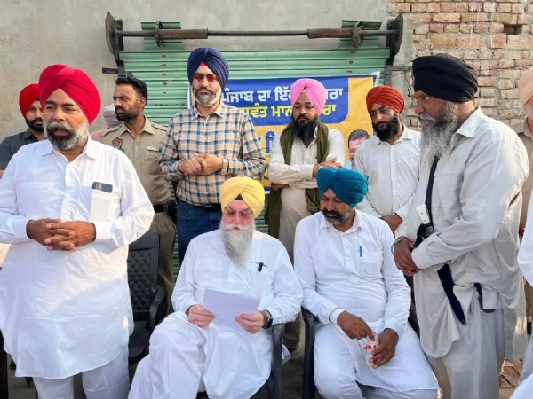 ਲੋਕ ਮਿਲਣੀ ਕਰਕੇ ਲੋਕਾਂ ਦੀਆਂ ਸਮੱਸਿਆਵਾਂ ਸੁਣਦੇ ਹੋਏ ਸਪੀਕਰ ਸੰਧਵਾਂ