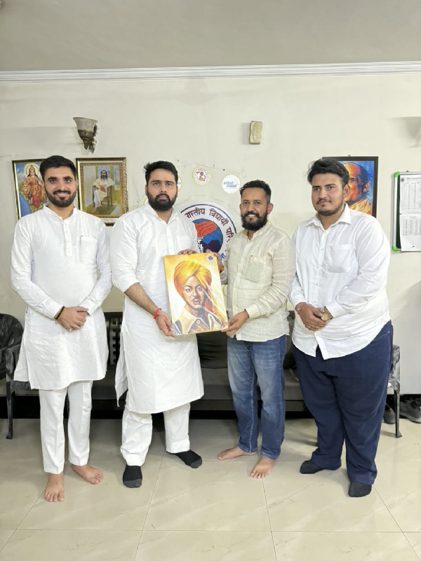 ਪੰਜਾਬ ਰਾਜ ਏਬੀਵੀਪੀ ਹੈੱਡਕੁਆਰਟਰ ਵਿਖੇ ਕਰਵਾਏ ਗਏ ਇੱਕ ਸਮਾਗਮ ਦੌਰਾਨ ਅਕਸ਼ੈ ਸ਼ਰਮਾ ਨੂੰ ਸਨਮਾਨਿਤ ਕਰਦੇ ਹੋਏ। ਪੰਜਾਬ ਰਾਜ ਏਬੀਵੀਪੀ ਹੈੱਡਕੁਆਰਟਰ ਵਿਖੇ ਕਰਵਾਏ ਗਏ ਇੱਕ ਸਮਾਗਮ ਦੌਰਾਨ ਅਕਸ਼ੈ ਸ਼ਰਮਾ ਨੂੰ ਸਨਮਾਨਿਤ ਕਰਦੇ ਹੋਏ।