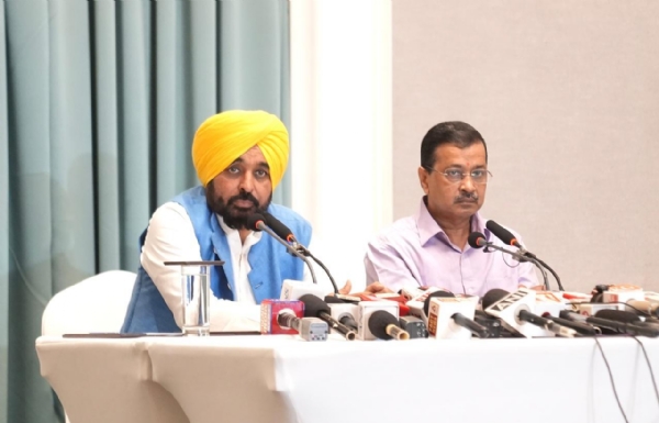ਪ੍ਰੈੱਸ ਕਾਨਫਰੰਸ ਨੂੰ ਸੰਬੋਧਨ ਕਰਦੇ ਹੋਏ ਮੁੱਖ ਮੰਤਰੀ ਭਗਵੰਤ ਸਿੰਘ ਮਾਨ ਤੇ ਅਰਵਿੰਦ ਕੇਜਰੀਵਾਲ। ਪ੍ਰੈੱਸ ਕਾਨਫਰੰਸ ਨੂੰ ਸੰਬੋਧਨ ਕਰਦੇ ਹੋਏ ਮੁੱਖ ਮੰਤਰੀ ਭਗਵੰਤ ਸਿੰਘ ਮਾਨ ਤੇ ਅਰਵਿੰਦ ਕੇਜਰੀਵਾਲ।
