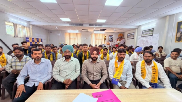ਆਮ ਆਦਮੀ ਪਾਰਟੀ ’ਚ ਸ਼ਾਮਲ ਹੋਏ ਪਰਿਵਾਰਾਂ ਦਾ ਸਵਾਗਤ ਕਰਦੇ ਹੋਏ ਮੇਅਰ ਸਰਬਜੀਤ ਸਿੰਘ ਸਮਾਣਾ। ਆਮ ਆਦਮੀ ਪਾਰਟੀ ’ਚ ਸ਼ਾਮਲ ਹੋਏ ਪਰਿਵਾਰਾਂ ਦਾ ਸਵਾਗਤ ਕਰਦੇ ਹੋਏ ਮੇਅਰ ਸਰਬਜੀਤ ਸਿੰਘ ਸਮਾਣਾ।