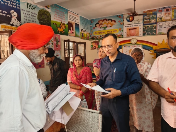 ਪੰਜਾਬ ਦੇ ਵਧੀਕ ਮੁੱਖ ਚੋਣ ਅਫ਼ਸਰ ਅਮਨਦੀਪ ਬਾਂਸਲ ਜਾਇਜਾ ਲੈਂਦੇ ਹੋਏ। ਪੰਜਾਬ ਦੇ ਵਧੀਕ ਮੁੱਖ ਚੋਣ ਅਫ਼ਸਰ ਅਮਨਦੀਪ ਬਾਂਸਲ ਜਾਇਜਾ ਲੈਂਦੇ ਹੋਏ।