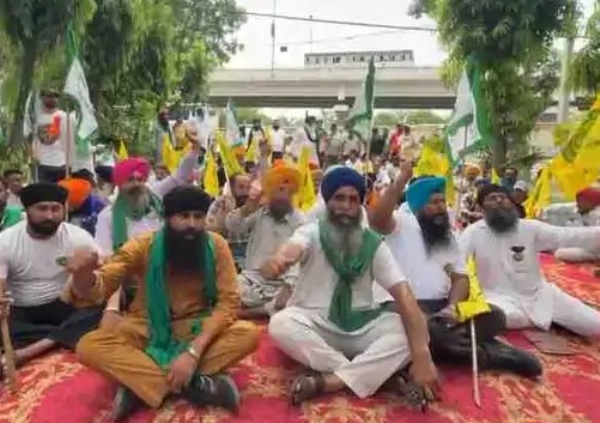 ਪ੍ਰਦਰਸ਼ਨ ਕਰਦੇ ਹੋਏ ਕਿਸਾਨ। ਪ੍ਰਦਰਸ਼ਨ ਕਰਦੇ ਹੋਏ ਕਿਸਾਨ।