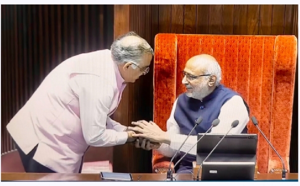 ਰਾਜ ਸਭਾ ਦੇ ਮੈਂਬਰ ਵਜੋਂ ਸਹੁੰ ਚੁੱਕਣ ਤੋਂ ਬਾਅਦ ਤਰੁਣ ਚੁੱਘ ਰਾਜ ਸਭਾ ਦੇ ਚੇਅਰਮੈਨ ਸੀਪੀ ਰਾਧਾਕ੍ਰਿਸ਼ਨਨ ਨਾਲ ਹੱਥ ਮਿਲਾਉਂਦੇ ਹੋਏ। ਰਾਜ ਸਭਾ ਦੇ ਮੈਂਬਰ ਵਜੋਂ ਸਹੁੰ ਚੁੱਕਣ ਤੋਂ ਬਾਅਦ ਤਰੁਣ ਚੁੱਘ ਰਾਜ ਸਭਾ ਦੇ ਚੇਅਰਮੈਨ ਸੀਪੀ ਰਾਧਾਕ੍ਰਿਸ਼ਨਨ ਨਾਲ ਹੱਥ ਮਿਲਾਉਂਦੇ ਹੋਏ।