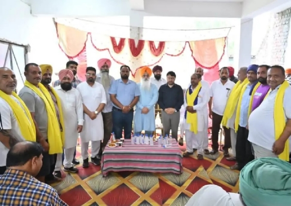 ਆਮ ਆਦਮੀ ਪਾਰਟੀ ਵਿੱਚ ਸ਼ਾਮਿਲ ਹੋਣ ਵਾਲੀ ਪੰਚਾਇਤ ਦਾ ਸਵਾਗਤ ਕਰਦੇ ਹੋਏ ਮੰਤਰੀ ਡਾ. ਰਵਜੋਤ ਸਿੰਘ। ਆਮ ਆਦਮੀ ਪਾਰਟੀ ਵਿੱਚ ਸ਼ਾਮਿਲ ਹੋਣ ਵਾਲੀ ਪੰਚਾਇਤ ਦਾ ਸਵਾਗਤ ਕਰਦੇ ਹੋਏ ਮੰਤਰੀ ਡਾ. ਰਵਜੋਤ ਸਿੰਘ।