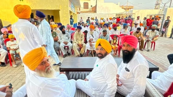 ਲੋਕ ਮਿਲਣੀ ਦੌਰਾਨ ਲੋਕਾਂ ਦੀਆਂ ਸਮੱਸਿਆਵਾਂ ਸੁਣਦੇ ਹੋਏ ਕੈਬਨਿਟ ਮੰਤਰੀ ਹਰਭਜਨ ਸਿੰਘ ਈ.ਟੀ.ਓ.