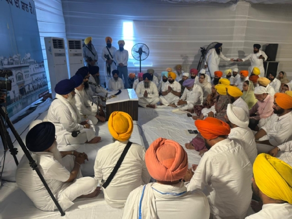 ਸੋਮਵਾਰ ਨੂੰ ਅਕਾਲ ਤਖ਼ਤ ਸਕੱਤਰੇਤ ਵਿਖੇ ਹੋਈ ਸੁਣਵਾਈ ਦੌਰਾਨ ਪੰਜਾਬ ਸਰਕਾਰ ਦੇ ਸਾਰੇ ਸਿੱਖ ਮੰਤਰੀ ਅਤੇ ਵਿਧਾਇਕ ਸੋਮਵਾਰ ਨੂੰ ਅਕਾਲ ਤਖ਼ਤ ਸਕੱਤਰੇਤ ਵਿਖੇ ਹੋਈ ਸੁਣਵਾਈ ਦੌਰਾਨ ਪੰਜਾਬ ਸਰਕਾਰ ਦੇ ਸਾਰੇ ਸਿੱਖ ਮੰਤਰੀ ਅਤੇ ਵਿਧਾਇਕ
