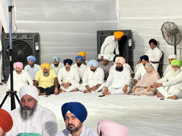 ਸੁਣਵਾਈ ਦੌਰਾਨ ਕਾਂਗਰਸੀ ਆਗੂ। ਸੁਣਵਾਈ ਦੌਰਾਨ ਕਾਂਗਰਸੀ ਆਗੂ।