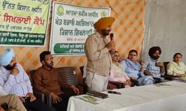 ਬਲਾਕ ਪੱਧਰੀ ਕਿਸਾਨ ਸਿਖਲਾਈ ਕੈਂਪ ਨੂੰ ਸੰਬੋਧਨ ਕਰਦੇ ਖੇਤੀਬਾੜੀ ਵਿਭਾਗ ਦੇ ਕਰਮਚਾਰੀ। ਬਲਾਕ ਪੱਧਰੀ ਕਿਸਾਨ ਸਿਖਲਾਈ ਕੈਂਪ ਨੂੰ ਸੰਬੋਧਨ ਕਰਦੇ ਖੇਤੀਬਾੜੀ ਵਿਭਾਗ ਦੇ ਕਰਮਚਾਰੀ।