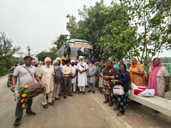ਬੱਸ ਰਵਾਨਾ ਕਰਦੇ ਹੋਏ ਹਲਕਾ ਕੋਆਰਡੀਨੇਟਰ ਫੂਲਰਾਜ ਸਿੰਘ।