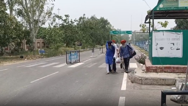 ਪਾਕਿਸਤਾਨ ਤੋਂ ਵਾਪਿਸ ਪਰਤ ਰਹੇ ਸ਼ਰਧਾਲੂ। ਪਾਕਿਸਤਾਨ ਤੋਂ ਵਾਪਿਸ ਪਰਤ ਰਹੇ ਸ਼ਰਧਾਲੂ।