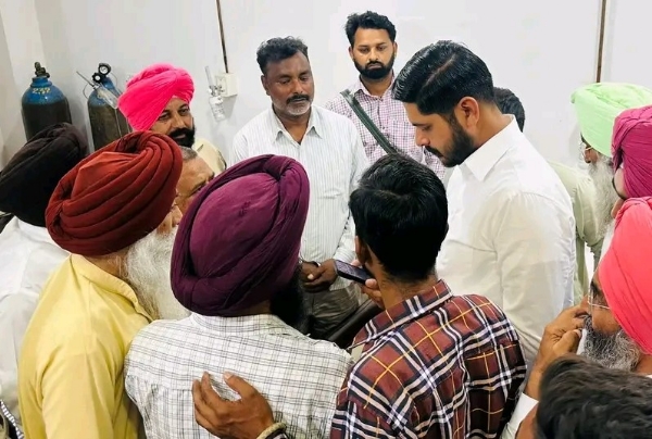 ਲੋਕ ਮਿਲਣੀ ਦੌਰਾਨ ਮੁਸ਼ਕਿਲਾਂ ਸੁਣਦੇ ਵਿਧਾਇਕ ਸ਼ੈਰੀ ਕਲਸੀ