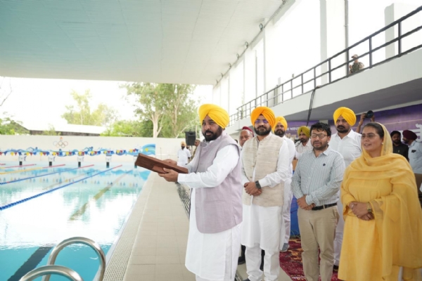 ਸਵਿਮਿੰਗ ਪੂਲ ਦਾ ਉਦਘਾਟਨ ਕਰਨ ਮੌਕੇ ਮੁੱਖ ਮੰਤਰੀ ਭਗਵੰਤ ਸਿੰਘ ਮਾਨ। ਸਵਿਮਿੰਗ ਪੂਲ ਦਾ ਉਦਘਾਟਨ ਕਰਨ ਮੌਕੇ ਮੁੱਖ ਮੰਤਰੀ ਭਗਵੰਤ ਸਿੰਘ ਮਾਨ।