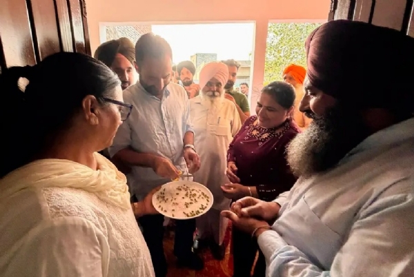 ਪਿੰਡ ਭੂਰੇ ਵਿਚ ਜਿਮ ਦੇ ਉਦਘਾਟਨ ਮੌਕੇ ਲੋਕ ਸਭਾ ਮੈਂਬਰ ਸੰਗਰੂਰ ਗੁਰਮੀਤ ਸਿੰਘ ਮੀਤ ਹੇਅਰ। ਪਿੰਡ ਭੂਰੇ ਵਿਚ ਜਿਮ ਦੇ ਉਦਘਾਟਨ ਮੌਕੇ ਲੋਕ ਸਭਾ ਮੈਂਬਰ ਸੰਗਰੂਰ ਗੁਰਮੀਤ ਸਿੰਘ ਮੀਤ ਹੇਅਰ।