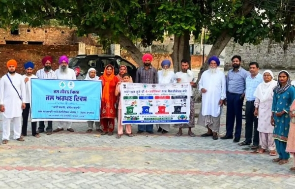 ਜਾਗਰੂਕਤਾ ਕੈਂਪ ਦੌਰਾਨ ਜਲ ਸਪਲਾਈ ਅਤੇ ਸੈਨੀਟੇਸ਼ਨ ਵਿਭਾਗ ਦੇ ਕਰਮਚਾਰੀ ਅਤੇ ਪਿੰਡ ਵਾਸੀ। ਜਾਗਰੂਕਤਾ ਕੈਂਪ ਦੌਰਾਨ ਜਲ ਸਪਲਾਈ ਅਤੇ ਸੈਨੀਟੇਸ਼ਨ ਵਿਭਾਗ ਦੇ ਕਰਮਚਾਰੀ ਅਤੇ ਪਿੰਡ ਵਾਸੀ।