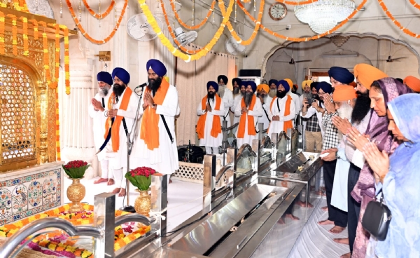 ਅਰਦਾਸ ਕਰਦੇ ਹੋਏ ਸਿੰਘ ਸਾਹਿਬ ਤੇ ਹਾਜ਼ਰ ਸੰਗਤ। ਅਰਦਾਸ ਕਰਦੇ ਹੋਏ ਸਿੰਘ ਸਾਹਿਬ ਤੇ ਹਾਜ਼ਰ ਸੰਗਤ।