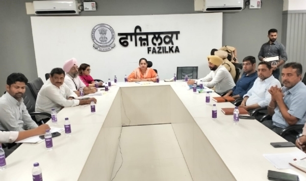 ਮੀਟਿੰਗ ਦੀ ਪ੍ਰਧਾਨਗੀ ਕਰਦੇ ਹੋਏ ਡਿਪਟੀ ਕਮਿਸ਼ਨਰ ਅਮਰਪ੍ਰੀਤ ਕੌਰ ਸੰਧੂ। ਮੀਟਿੰਗ ਦੀ ਪ੍ਰਧਾਨਗੀ ਕਰਦੇ ਹੋਏ ਡਿਪਟੀ ਕਮਿਸ਼ਨਰ ਅਮਰਪ੍ਰੀਤ ਕੌਰ ਸੰਧੂ।