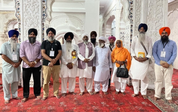 ਭਾਈ ਮਰਦਾਨਾ ਜੀ ਦੇ ਵੰਸ਼ਜ਼ਾਂ ਨੂੰ ਸਹਾਇਤਾ ਰਾਸ਼ੀ ਦਿੰਦੇ ਹੋਏ ਸ਼੍ਰੋਮਣੀ ਕਮੇਟੀ ਮੈਂਬਰ। ਭਾਈ ਮਰਦਾਨਾ ਜੀ ਦੇ ਵੰਸ਼ਜ਼ਾਂ ਨੂੰ ਸਹਾਇਤਾ ਰਾਸ਼ੀ ਦਿੰਦੇ ਹੋਏ ਸ਼੍ਰੋਮਣੀ ਕਮੇਟੀ ਮੈਂਬਰ।
