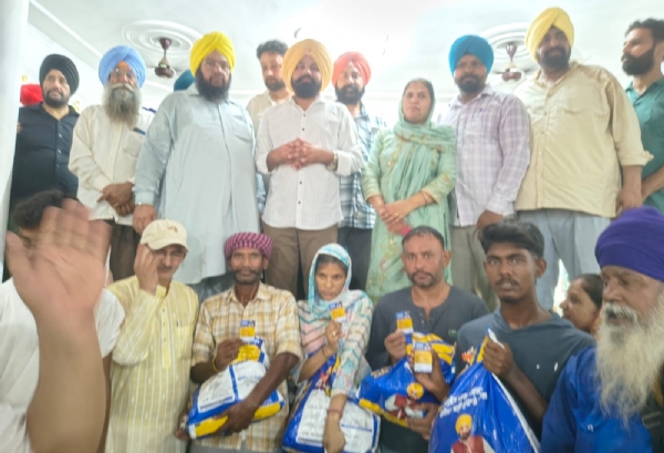 ਰਾਸ਼ਨ ਕਿੱਟਾਂ ਵੰਡਦੇ ਹੋਏ ਵਿਧਾਇਕ ਐਡਵੋਕੇਟ ਅਮਰਪਾਲ ਸਿੰਘ। ਰਾਸ਼ਨ ਕਿੱਟਾਂ ਵੰਡਦੇ ਹੋਏ ਵਿਧਾਇਕ ਐਡਵੋਕੇਟ ਅਮਰਪਾਲ ਸਿੰਘ।