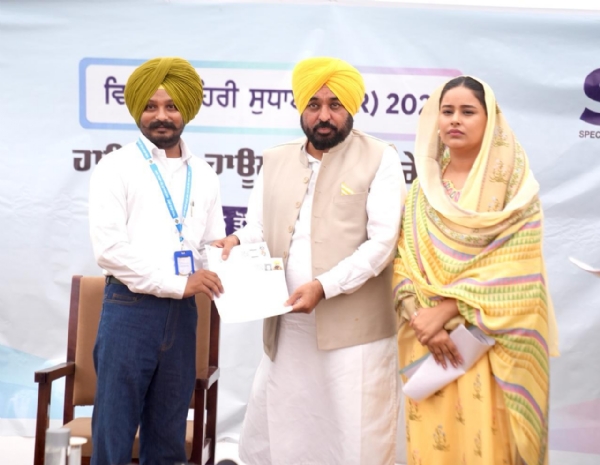 ਗਣਨਾ ਫਾਰਮ ਭਰਦੇ ਮੁੱਖ ਮੰਤਰੀ ਭਗਵੰਤ ਮਾਨ