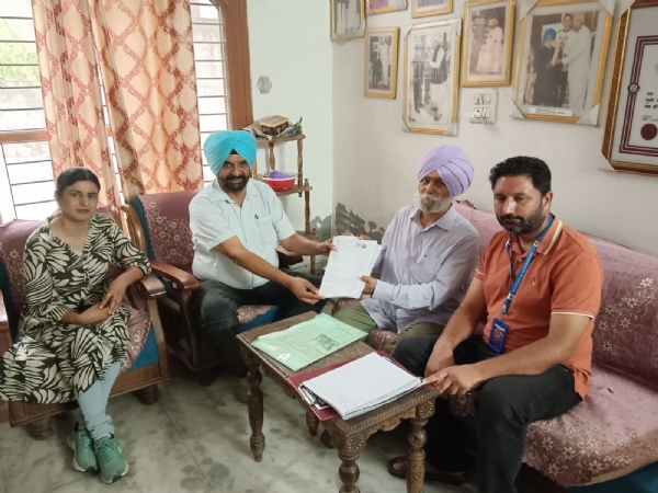 ਐੱਸ.ਆਈ.ਆਰ.-ਤਹਿਤ ਐਨੂਮਰੇਸ਼ਨ ਫਾਰਮ ਭਰਦੇ ਹੋਏ ਪਦਮ ਸ਼੍ਰੀ ਪ੍ਰੇਮ ਸਿੰਘ। ਐੱਸ.ਆਈ.ਆਰ.-ਤਹਿਤ ਐਨੂਮਰੇਸ਼ਨ ਫਾਰਮ ਭਰਦੇ ਹੋਏ ਪਦਮ ਸ਼੍ਰੀ ਪ੍ਰੇਮ ਸਿੰਘ।