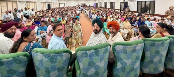ਸਮਾਰੋਹ ਦੌਰਾਨ ਵਿਧਾਇਕ ਅਜੀਤਪਾਲ ਸਿੰਘ ਕੋਹਲੀ ਅਤੇ ਮਹਿਲਾਵਾਂ ਸਮਾਰੋਹ ਦੌਰਾਨ ਵਿਧਾਇਕ ਅਜੀਤਪਾਲ ਸਿੰਘ ਕੋਹਲੀ ਅਤੇ ਮਹਿਲਾਵਾਂ