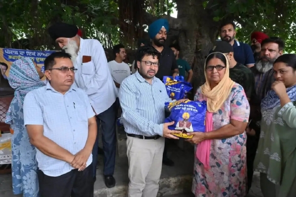 ਰਾਸ਼ਣ ਕਿੱਟਾਂ ਵੰਡਣ ਮੌਕੇ ਮੰਤਰੀ ਰਵਜੋਤ ਸਿੰਘ ਰਾਸ਼ਣ ਕਿੱਟਾਂ ਵੰਡਣ ਮੌਕੇ ਮੰਤਰੀ ਰਵਜੋਤ ਸਿੰਘ