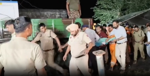 ਬੋਰਵੈਲ ’ਚੋਂ ਕੱਢਣ ਉਪਰੰਤ ਡਾਕਟਰੀ ਸਹਾਇਤਾ ਲਈ ਲੈ ਕੇ ਜਾਂਦੇ ਹੋਏ। ਬੋਰਵੈਲ ’ਚੋਂ ਕੱਢਣ ਉਪਰੰਤ ਡਾਕਟਰੀ ਸਹਾਇਤਾ ਲਈ ਲੈ ਕੇ ਜਾਂਦੇ ਹੋਏ।