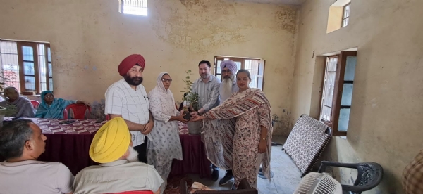 ਜਾਗਰੂਕਤਾ ਸੈਮੀਨਾਰ ਦੌਰਾਨ ਪੌਦੇ ਵੰਡਦੇ ਹੋਏ ਕੌਂਸਲਰ ਤੇ ਹੋਰ। ਜਾਗਰੂਕਤਾ ਸੈਮੀਨਾਰ ਦੌਰਾਨ ਪੌਦੇ ਵੰਡਦੇ ਹੋਏ ਕੌਂਸਲਰ ਤੇ ਹੋਰ।
