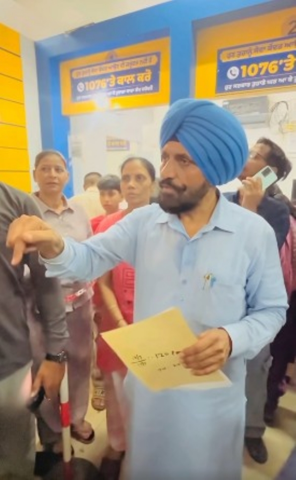 ਸੇਵਾ ਕੇਂਦਰ ਵਿਖੇ ਵਿਧਾਇਕ ਭੋਲਾ ਗਰੇਵਾਲ ਕਰਮਚਾਰੀਆਂ ਨੂੰ ਦਿਸ਼ਾ ਨਿਰਦੇਸ਼ ਦਿੰਦੇ ਹੋਏ। ਸੇਵਾ ਕੇਂਦਰ ਵਿਖੇ ਵਿਧਾਇਕ ਭੋਲਾ ਗਰੇਵਾਲ ਕਰਮਚਾਰੀਆਂ ਨੂੰ ਦਿਸ਼ਾ ਨਿਰਦੇਸ਼ ਦਿੰਦੇ ਹੋਏ।