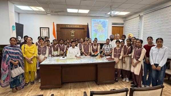 ਸਰਕਾਰੀ ਸੀਨੀਅਰ ਸੈਕੰਡਰੀ ਸਮਾਰਟ ਸਕੂਲ, ਮਾਡਲ ਟਾਊਨ ਦੇ ਵਿਦਿਆਰਥੀ ਡਿਪਟੀ ਕਮਿਸ਼ਨਰ ਪਟਿਆਲਾ ਨਾਲ। ਸਰਕਾਰੀ ਸੀਨੀਅਰ ਸੈਕੰਡਰੀ ਸਮਾਰਟ ਸਕੂਲ, ਮਾਡਲ ਟਾਊਨ ਦੇ ਵਿਦਿਆਰਥੀ ਡਿਪਟੀ ਕਮਿਸ਼ਨਰ ਪਟਿਆਲਾ ਨਾਲ।