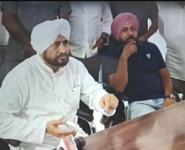 ਸਾਬਕਾ ਮੁੱਖ ਮੰਤਰੀ ਚਰਨਜੀਤ ਸਿੰਘ ਚੰਨੀ ਗੱਲਬਾਤ ਕਰਦੇ ਹੋਏ। ਸਾਬਕਾ ਮੁੱਖ ਮੰਤਰੀ ਚਰਨਜੀਤ ਸਿੰਘ ਚੰਨੀ ਗੱਲਬਾਤ ਕਰਦੇ ਹੋਏ।