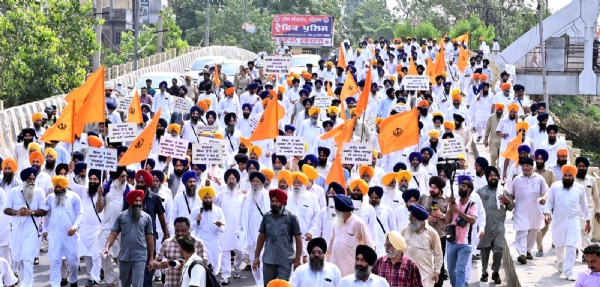 ‘ਸਤਲੁਜ’ ’ਤੇ ਲਗਾਈ ਪਾਬੰਦੀ ਵਿਰੁੱਧ ਸ਼੍ਰੋਮਣੀ ਕਮੇਟੀ ਵੱਲੋਂ ਕੱਢੇ ਰੋਸ ਮਾਰਚ ’ਚ ਸ਼ਾਮਲ ਮੈਂਬਰ। ‘ਸਤਲੁਜ’ ’ਤੇ ਲਗਾਈ ਪਾਬੰਦੀ ਵਿਰੁੱਧ ਸ਼੍ਰੋਮਣੀ ਕਮੇਟੀ ਵੱਲੋਂ ਕੱਢੇ ਰੋਸ ਮਾਰਚ ’ਚ ਸ਼ਾਮਲ ਮੈਂਬਰ।