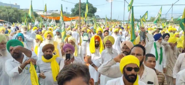 ਚੰਡੀਗੜ੍ਹ ਸੈਕਟਰ 34 ਦੇ ਪ੍ਰਦਰਸ਼ਨੀ ਗਰਾਉਂਡ ਵਿਖੇ ਇਕੱਠੇ ਹੋਏ ਕਿਸਾਨ। ਚੰਡੀਗੜ੍ਹ ਸੈਕਟਰ 34 ਦੇ ਪ੍ਰਦਰਸ਼ਨੀ ਗਰਾਉਂਡ ਵਿਖੇ ਇਕੱਠੇ ਹੋਏ ਕਿਸਾਨ।