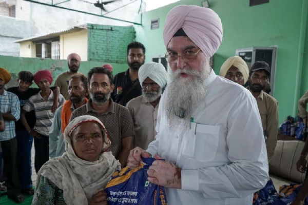 ਲੋੜਵੰਦ ਪਰਿਵਾਰਾਂ ਨੂੰ ਰਾਸ਼ਨ ਕਿੱਟਾਂ ਵੰਡਦੇ ਹੋਏ ਪੰਜਾਬ ਵਿਧਾਨ ਸਭਾ ਸਪੀਕਰ ਕੁਲਤਾਰ ਸਿੰਘ ਸੰਧਵਾਂ। ਲੋੜਵੰਦ ਪਰਿਵਾਰਾਂ ਨੂੰ ਰਾਸ਼ਨ ਕਿੱਟਾਂ ਵੰਡਦੇ ਹੋਏ ਪੰਜਾਬ ਵਿਧਾਨ ਸਭਾ ਸਪੀਕਰ ਕੁਲਤਾਰ ਸਿੰਘ ਸੰਧਵਾਂ।