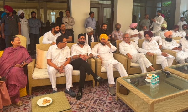 ਇੰਚਾਰਜ ਭੂਪੇਸ਼ ਬਘੇਲ ਨਾਲ ਮੁਲਾਕਾਤ ਦੌਰਾਨ ਸਾਬਕਾ ਮੁੱਖ ਮੰਤਰੀ ਚੰਨੀ ਅਤੇ ਹੋਰ ਕਾਂਗਰਸੀ ਆਗੂ। ਇੰਚਾਰਜ ਭੂਪੇਸ਼ ਬਘੇਲ ਨਾਲ ਮੁਲਾਕਾਤ ਦੌਰਾਨ ਸਾਬਕਾ ਮੁੱਖ ਮੰਤਰੀ ਚੰਨੀ ਅਤੇ ਹੋਰ ਕਾਂਗਰਸੀ ਆਗੂ।