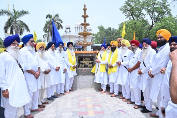 ਐਡਵੋਕੇਟ ਹਰਜਿੰਦਰ ਸਿੰਘ ਧਾਮੀ ਅਤੇ ਗਿਆਨੀ ਟੇਕ ਸਿੰਘ ਨੇ ਗੁਰਦੁਆਰਾ ਸਾਹਿਬ ਸਾਹਮਣੇ ਬਣੇ ਨਵੇਂ ਫੁਹਾਰੇ ਦਾ ਉਦਘਾਟਨ ਕਰਦੇ ਹੋਏ। ਐਡਵੋਕੇਟ ਹਰਜਿੰਦਰ ਸਿੰਘ ਧਾਮੀ ਅਤੇ ਗਿਆਨੀ ਟੇਕ ਸਿੰਘ ਨੇ ਗੁਰਦੁਆਰਾ ਸਾਹਿਬ ਸਾਹਮਣੇ ਬਣੇ ਨਵੇਂ ਫੁਹਾਰੇ ਦਾ ਉਦਘਾਟਨ ਕਰਦੇ ਹੋਏ।