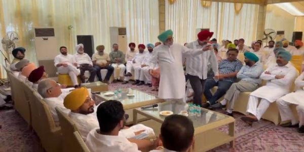 ਪੰਜਾਬ ਕਾਂਗਰਸ ’ਚ ਘਮਸਾਣ, ਸੂਬਾ ਪ੍ਰਧਾਨ ਵੜਿੰਗ ਤੋਂ ਬਿਨਾਂ ਇੰਚਾਰਜ ਬਘੇਲ ਨੂੰ ਮਿਲਿਆ ਚੰਨੀ ਧੜਾ