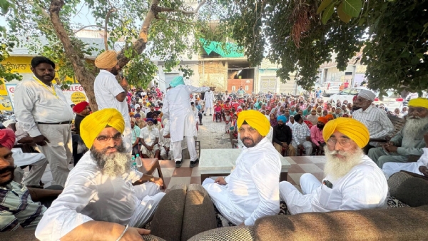 ਲੋਕਾਂ ਦੀਆਂ ਸਮੱਸਿਆਵਾਂ ਸੁਣਦੇ ਹੋਏ ਕੈਬਨਿਟ ਮੰਤਰੀ ਹਭਜਨ ਸਿੰਘ ਈ.ਟੀ.ਓ। ਲੋਕਾਂ ਦੀਆਂ ਸਮੱਸਿਆਵਾਂ ਸੁਣਦੇ ਹੋਏ ਕੈਬਨਿਟ ਮੰਤਰੀ ਹਭਜਨ ਸਿੰਘ ਈ.ਟੀ.ਓ।