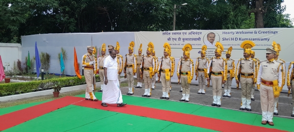 ਸੇਲ ਆਈਐਸਪੀ ਵਿਖੇ ਇਸਪਾਤ ਮੰਤਰੀ ਨੂੰ ਗਾਰਡ ਆਫ਼ ਆਨਰ ਦਿੰਦੇ ਹੋਏ ਸੀਆਈਐਸਐਫ ਦੇ ਜਵਾਨ। ਸੇਲ ਆਈਐਸਪੀ ਵਿਖੇ ਇਸਪਾਤ ਮੰਤਰੀ ਨੂੰ ਗਾਰਡ ਆਫ਼ ਆਨਰ ਦਿੰਦੇ ਹੋਏ ਸੀਆਈਐਸਐਫ ਦੇ ਜਵਾਨ।