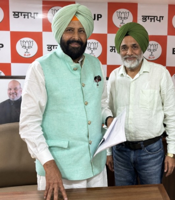 ਪੰਜਾਬ ਭਾਜਪਾ ਪ੍ਰਧਾਨ ਕੇਵਲ ਸਿੰਘ ਢਿੱਲੋਂ ਨੂੰ ‘ਪੰਜਾਬ ਦਲਿਤ ਸਸ਼ਕਤੀਕਰਨ ਵਿਜ਼ਨ 2027’ ਦਾ ਖਰੜਾ ਸੌਂਪਦੇ ਹੋਏ ਪਰਮਜੀਤ ਸਿੰਘ ਕੈਂਥ। ਪੰਜਾਬ ਭਾਜਪਾ ਪ੍ਰਧਾਨ ਕੇਵਲ ਸਿੰਘ ਢਿੱਲੋਂ ਨੂੰ ‘ਪੰਜਾਬ ਦਲਿਤ ਸਸ਼ਕਤੀਕਰਨ ਵਿਜ਼ਨ 2027’ ਦਾ ਖਰੜਾ ਸੌਂਪਦੇ ਹੋਏ ਪਰਮਜੀਤ ਸਿੰਘ ਕੈਂਥ।
